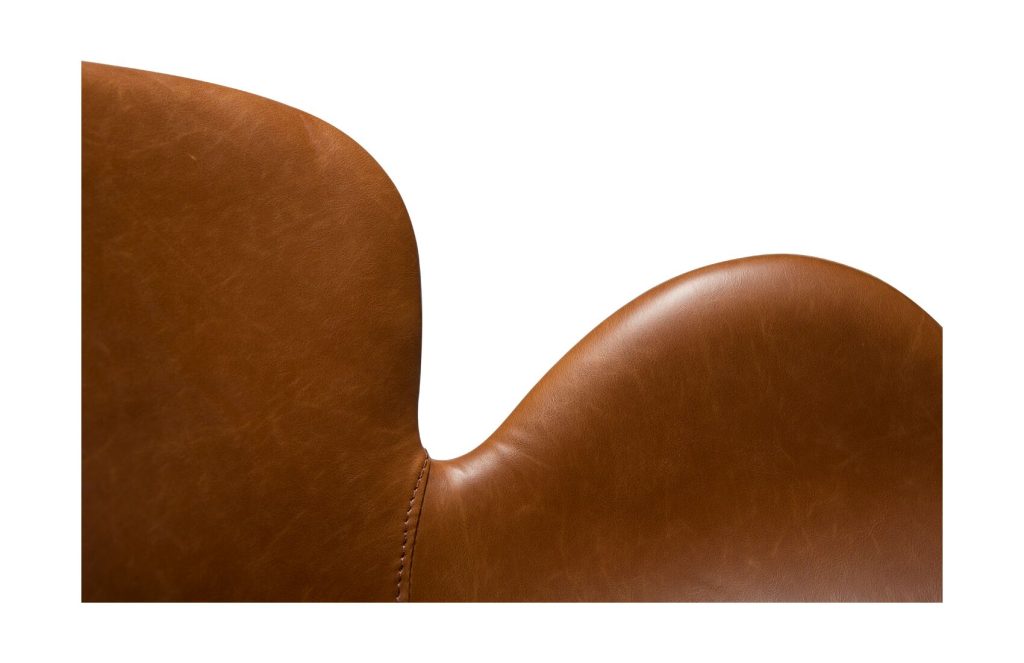 Gaia - Vintage light brown Krēsls Gaia, brūna ādas sēde, melnas metāla kājas, stabils dizaina krēsls